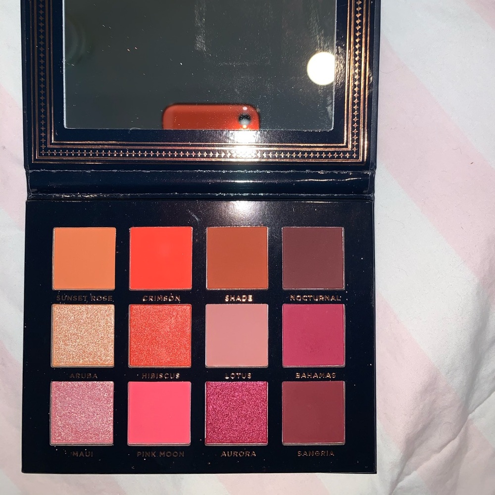 Ace beautē Scarlet dusk eyeshadow palette